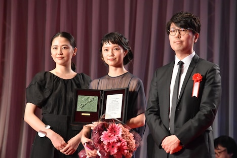 左から長澤まさみ、宮崎あおい、川村元気。