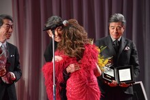 柴田恭兵（中央左）と抱擁を交わす木の実ナナ（中央右）。