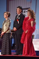 左から石原まき子、原田眞人、木の実ナナ。