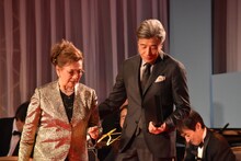 石原まき子（左）をエスコートする舘ひろし（右）。