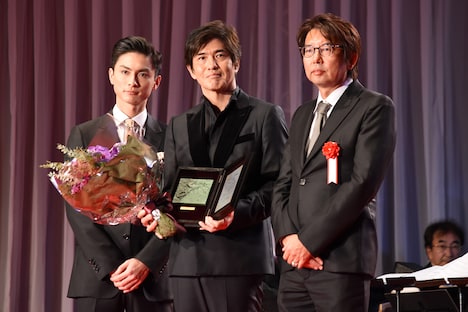 左から高良健吾、佐藤浩市、平野隆。