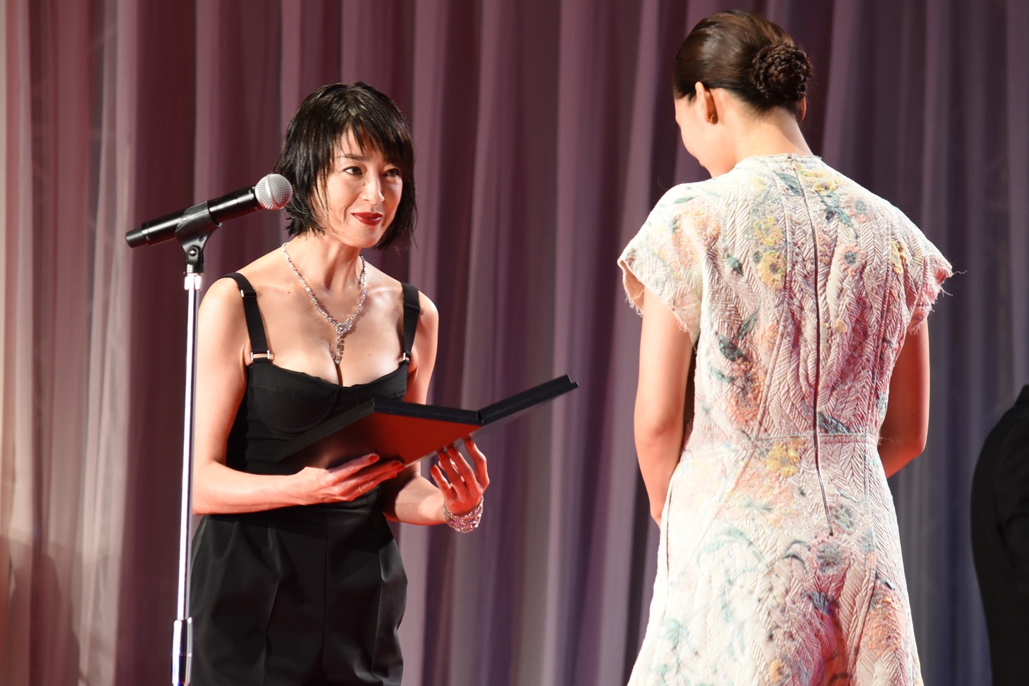 綾瀬はるか（手前）から楯を受け取った宮沢りえ（奥）。