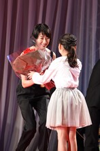 伊東蒼（手前）から花束を受け取った宮沢りえ（奥）。