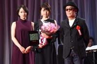 左から広瀬すず、有村架純、廣木隆一。