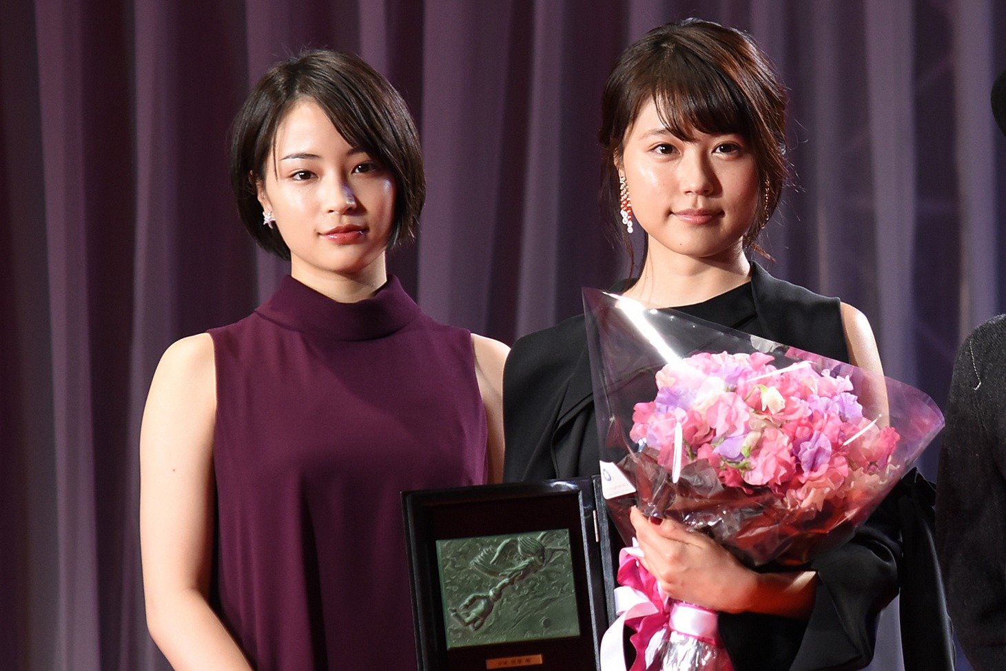 左から広瀬すず、有村架純。