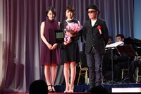 左から広瀬すず、有村架純、廣木隆一。