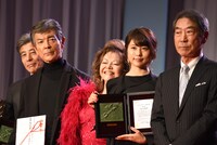 第29回日刊スポーツ映画大賞・石原裕次郎賞の表彰式の様子。