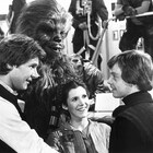 スター・ウォーズのレイア役キャリー・フィッシャー逝去、マーク・ハミルらが追悼
