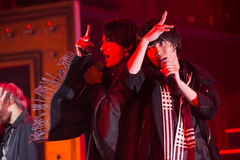 「THRILL」より。左から吉沢亮、神木隆之介。