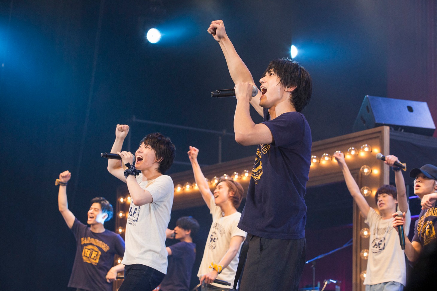 「YES! WE CAN!」より。前列左から神木隆之介、吉沢亮。