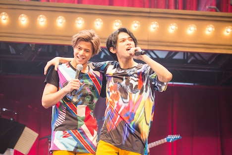 左から石原壮馬、吉沢亮。