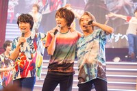 左から神木隆之介、平間壮一、松岡広大。