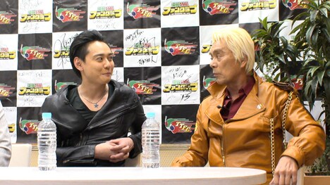 「東映特撮ファントーク第3回 スペース・スクワッド / 宇宙刑事ギャバン編」より、石垣佑磨（左）と大葉健二（右）。(c)TTFC　