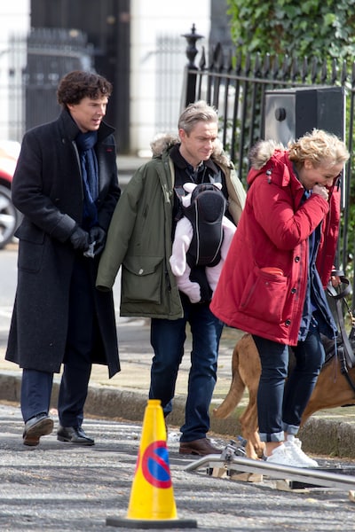 「SHERLOCK／シャーロック」シーズン4撮影現場の様子。左からベネディクト・カンバーバッチ、マーティン・フリーマン、アマンダ・アビントン。（写真提供：WENN.com / ゼータ イメージ）