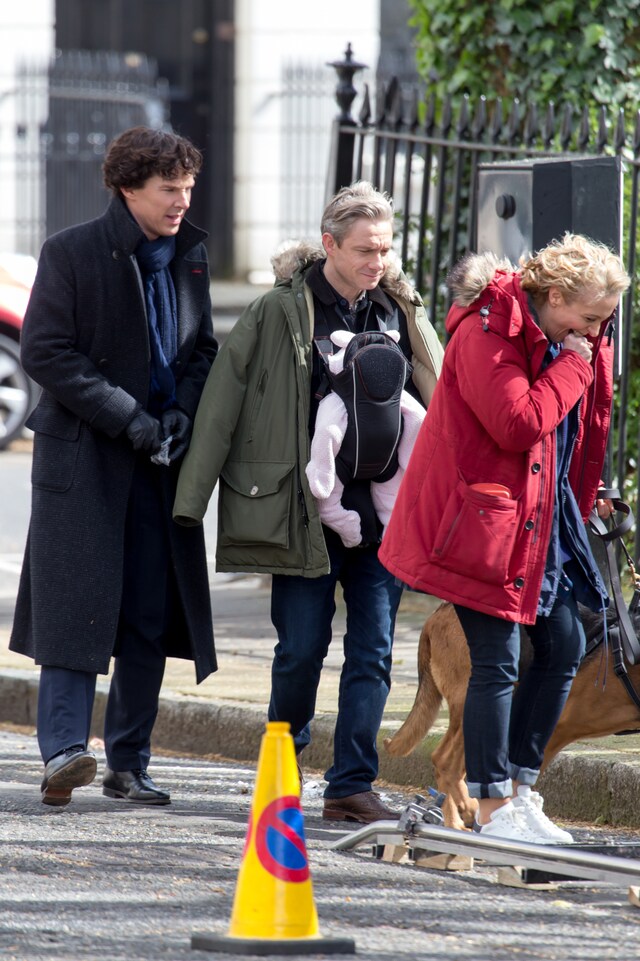 「SHERLOCK／シャーロック」シーズン4撮影現場の様子。左からベネディクト・カンバーバッチ、マーティン・フリーマン、アマンダ・アビントン。（写真提供：WENN.com / ゼータ イメージ）