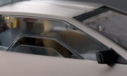 1/8スケールのデロリアンのサイドウィンドウ。