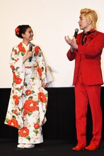 左から新木優子、カズレーザー（メイプル超合金）。