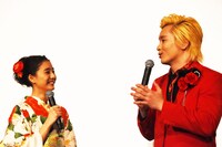 左から新木優子、メイプル超合金カズレーザー。