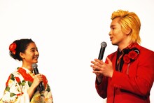 左から新木優子、メイプル超合金カズレーザー。