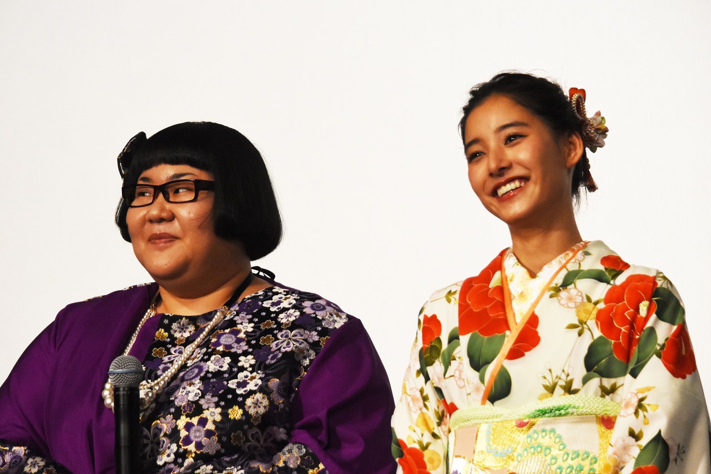 左から安藤なつ（メイプル超合金）、新木優子。
