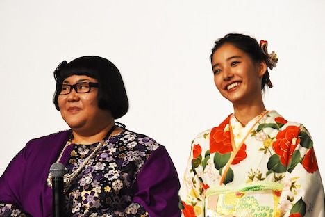 左からメイプル超合金・安藤、新木優子。