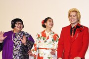 左から安藤なつ（メイプル超合金）、新木優子、カズレーザー（メイプル超合金）。