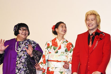 左から安藤なつ（メイプル超合金）、新木優子、カズレーザー（メイプル超合金）。