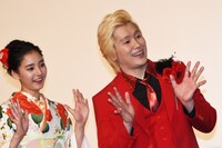 左から新木優子、カズレーザー（メイプル超合金）。