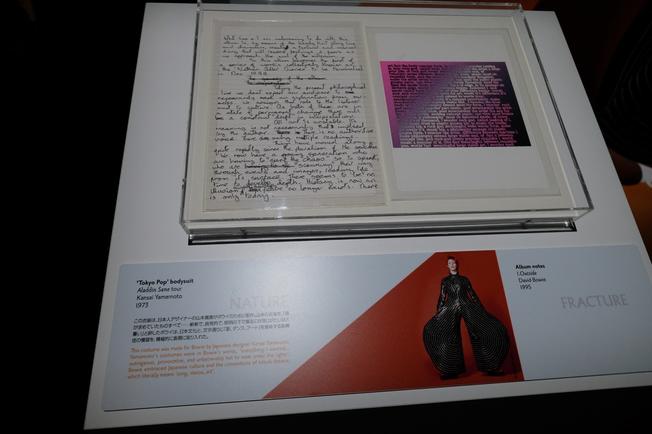 「DAVID BOWIE is」会場の展示物。