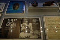 「DAVID BOWIE is」会場の展示物。