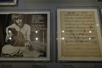 「DAVID BOWIE is」会場の展示物。