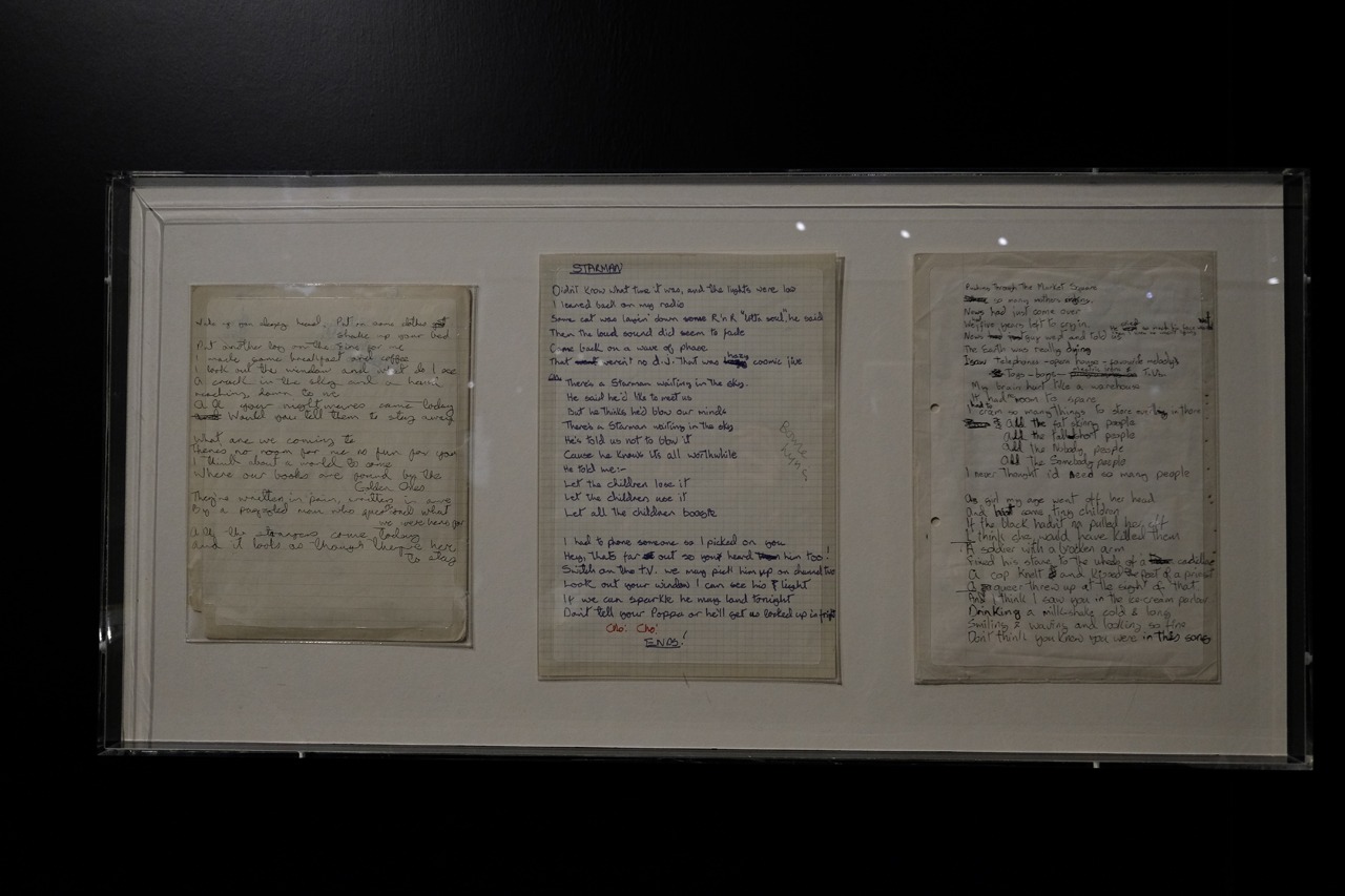「DAVID BOWIE is」会場の展示物。