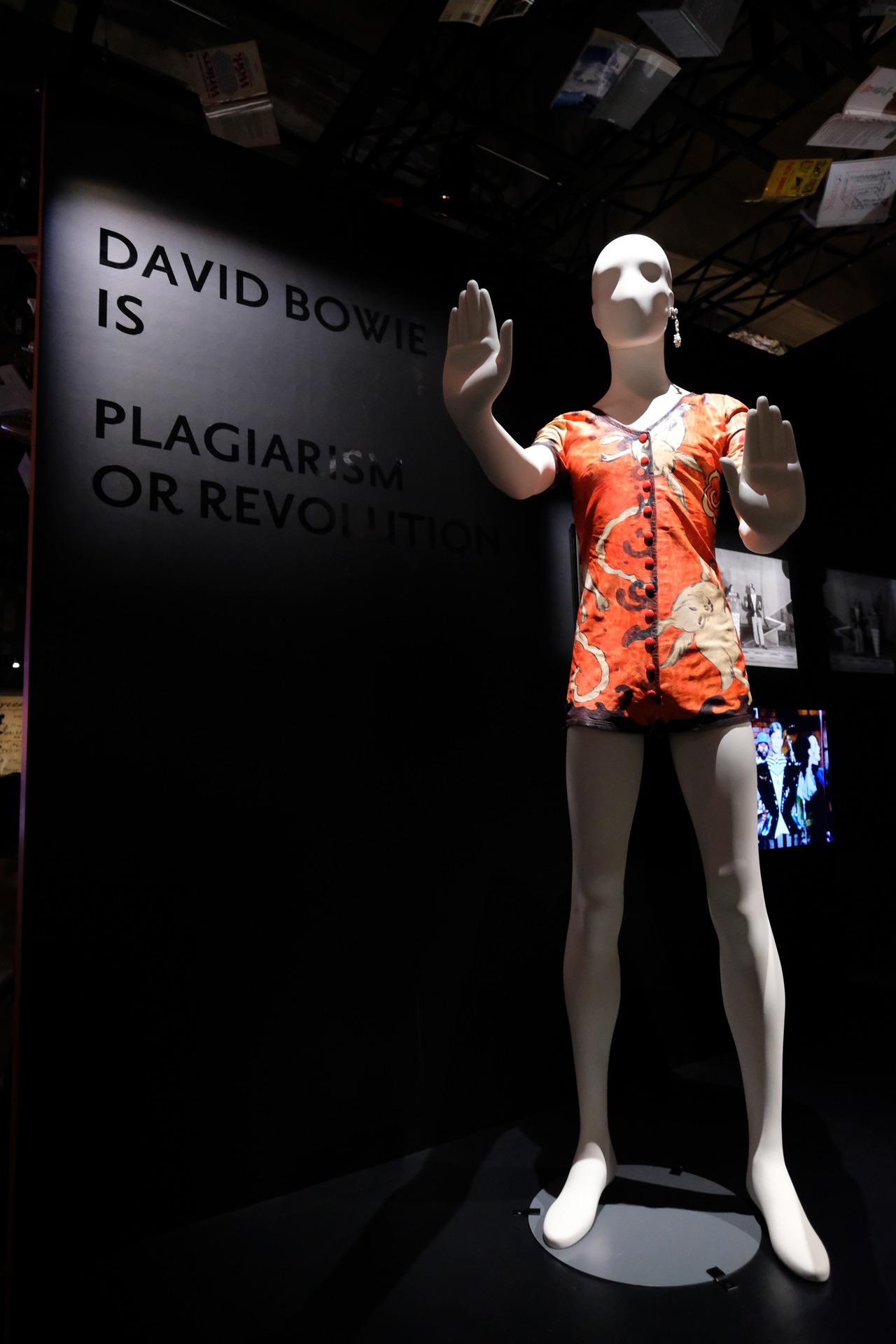 「DAVID BOWIE is」会場の展示物。