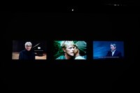 「DAVID BOWIE is」日本オリジナル展示。「戦場のメリークリスマス」、坂本龍一と北野武のインタビュー映像が上映される。