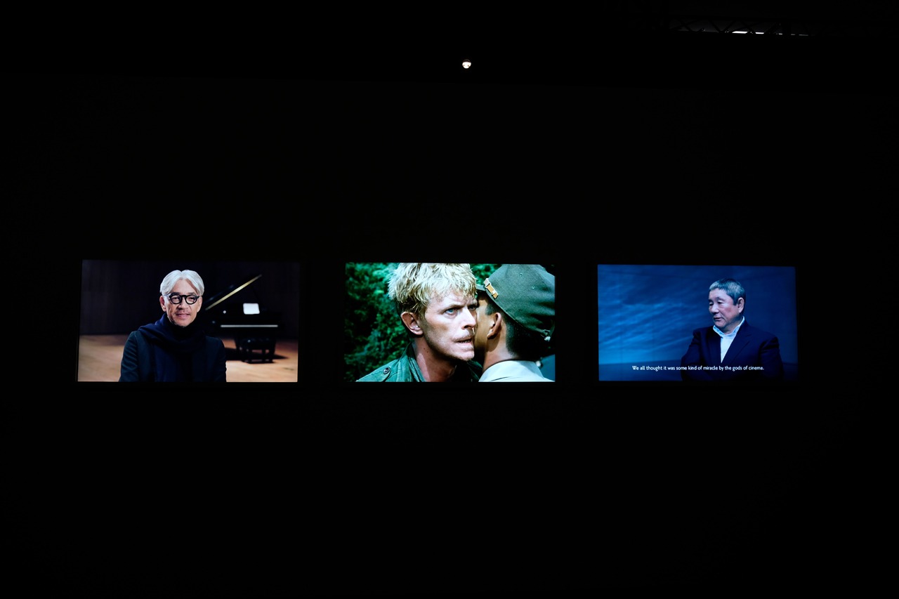 「DAVID BOWIE is」日本オリジナル展示。「戦場のメリークリスマス」、坂本龍一と北野武のインタビュー映像が上映される。