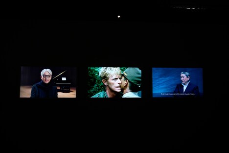 「DAVID BOWIE is」日本オリジナル展示。「戦場のメリークリスマス」、坂本龍一と北野武のインタビュー映像が上映される。