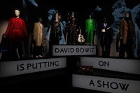 「DAVID BOWIE is」の“ショウ・モーメント”。