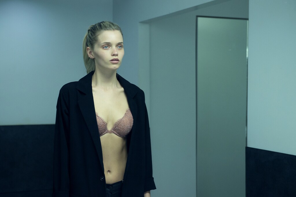 エル・ファニング主演「ネオン・デーモン」転落していくモデル捉えた新写真が公開