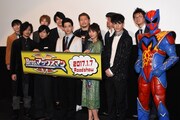 「Bros.マックスマン」初日舞台挨拶の様子。上段左からなだぎ武、松島庄汰、丸山敦史、高橋裕二郎、ケンドーコバヤシ、増田哲英。下段左から久保田悠来、千葉雄大、竜星涼、内田理央、青木玄徳、ブラザーマックスマン。