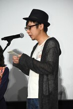 主演の2人への感謝の手紙を読み上げる市井昌秀。