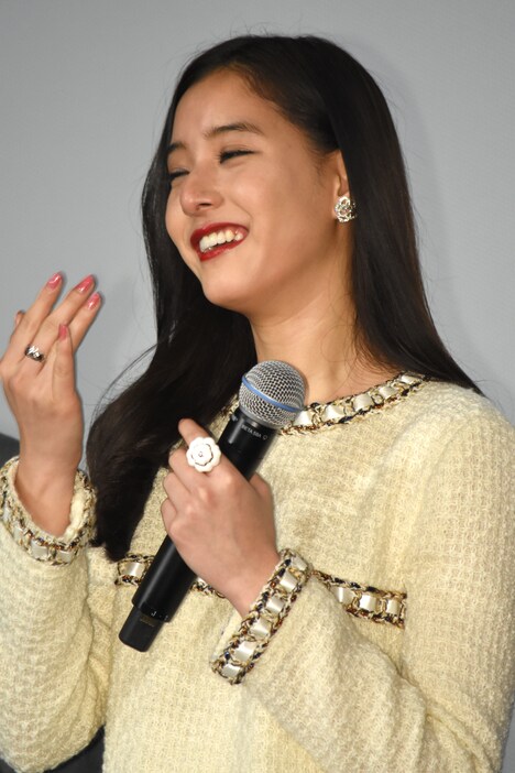 監督からのサプライズレターに感激する新木優子。