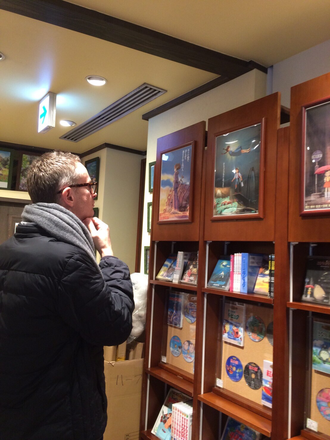 「ネオン・デーモン」監督の来日時オフショット公開、ジブリグッズを物色