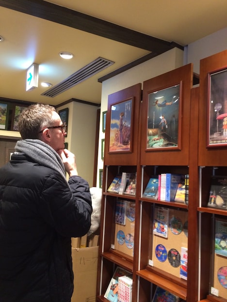 スタジオジブリのグッズを物色するニコラス・ウィンディング・レフン。