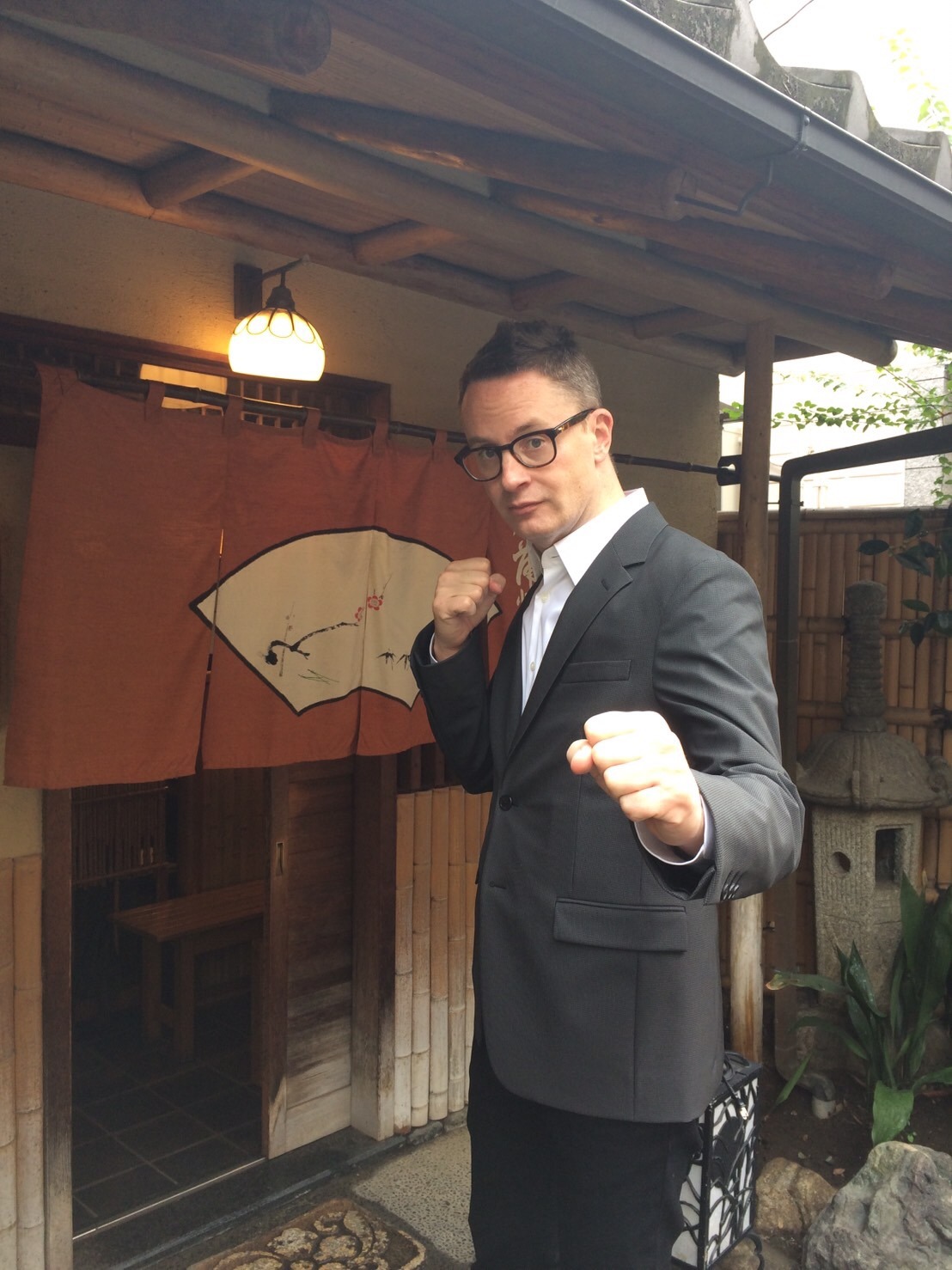 うなぎ屋を訪れたニコラス・ウィンディング・レフン。
