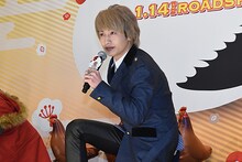 名乗りを披露する松本岳。