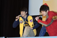 名乗りを披露する中村嘉惟人（左）。