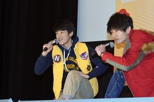 名乗りを披露する中村嘉惟人（左）。