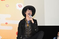 「揺らめく霞！ モモニンジャー!!」と、山谷花純の分まで名乗りを披露する多和田秀弥。
