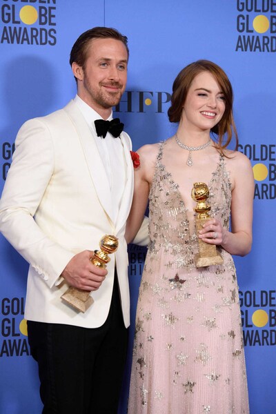 第74回ゴールデングローブ賞授賞式にて、ライアン・ゴズリング（左）とエマ・ストーン（右）。（写真提供：Hfpa Photographer / Avalon via ZUMA Press / ゼータ イメージ）