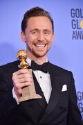 第74回ゴールデングローブ賞授賞式に出席したトム・ヒドルストン。(写真提供:Sthanlee Mirador / Sipa USA / Newscom / ゼータ イメージ)